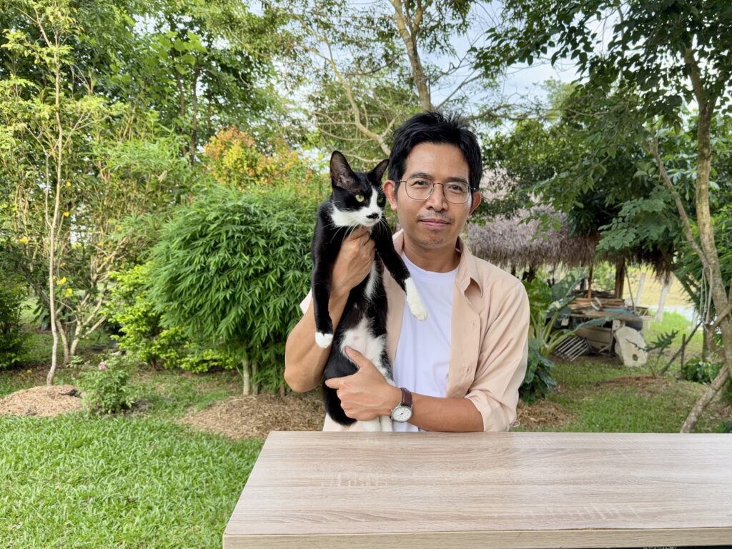 หนึ่งปีผ่านไป จากแมวจรริมทาง กลายเป็นเพื่อนร่วมชีวิตในสวนเล็ก ๆ แห่งนี้