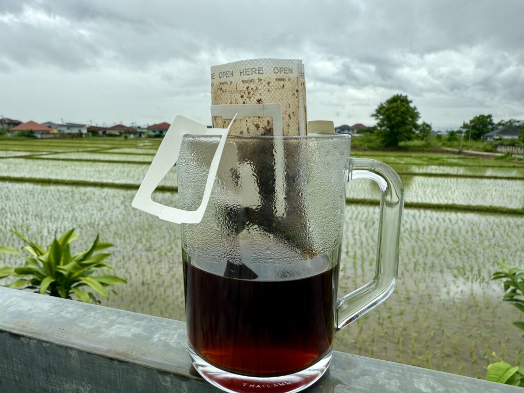 กาแฟดริปยามเช้ากับวิวทุ่งนาในฤดูฝน