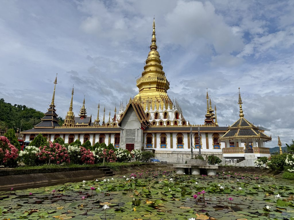 พระธาตุศรีเวียงมูลสีทอง มองจากสระบัวภายในวัด พระธาตุศรีเวียงมูลสีทอง มองจากสระบัวภายในวัด